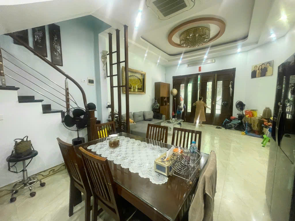 Bán nhà phố Tân Mai - Ô TÔ tránh Vào nhà- 42m2 × 5 Tầng. Kinh doanh. Chỉ 10.8 tỷ